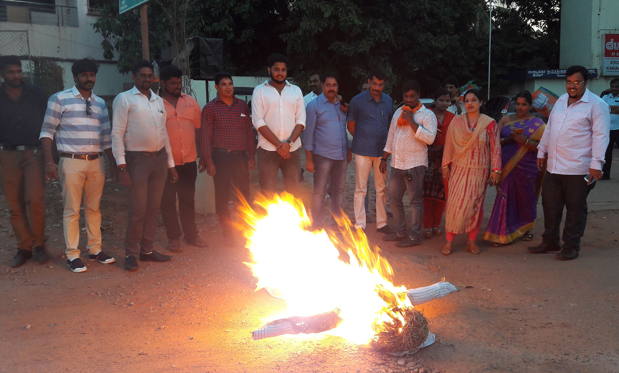 ಯುವ ಮೋರ್ಚಾ ಪ್ರತಿಭಟನೆ: ಸಿದ್ದರಾಮಯ್ಯ ಪ್ರತಿಕೃತಿ ದಹನ